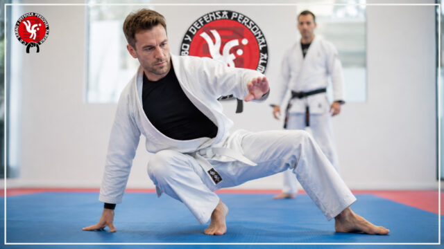 Adulto mejorando la condición física en Almería mediante el judo