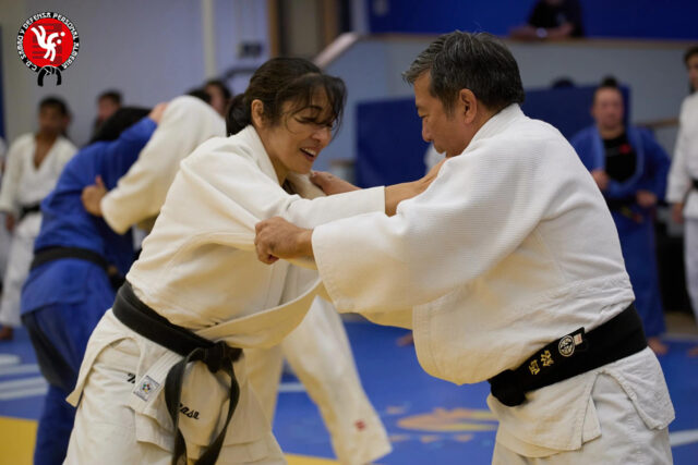 Entrenamiento de Judo con técnicas de agarre y equilibrio.